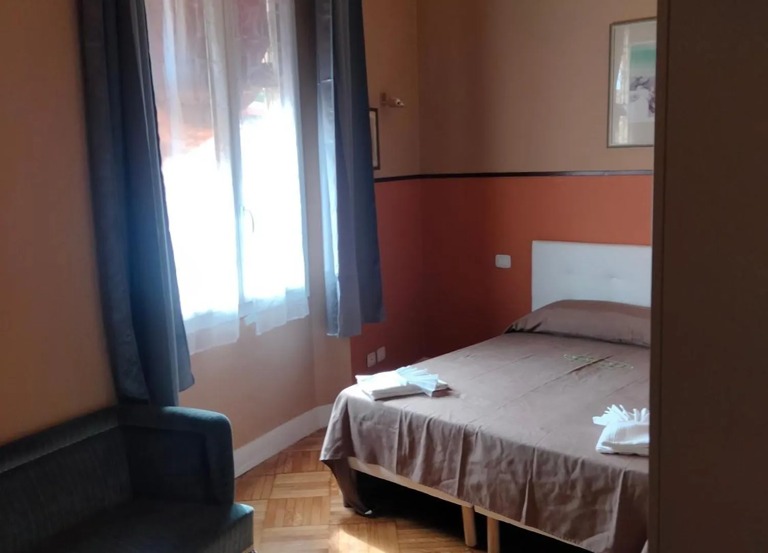 Palace \'700 Rooms And Suites contacts